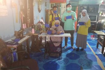 Ibu PKK Desa Sungai Raya peroduksi masker