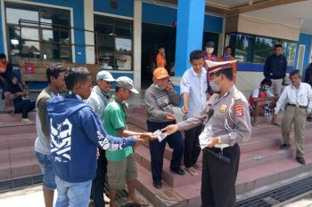 Operasi Keselamatan Krakatau 2020, satgas bagikan masker cegah COVID-19