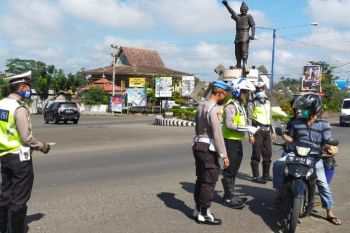 Polres Lampung Utara bagikan masker dan brosur pencegahan COVID-19