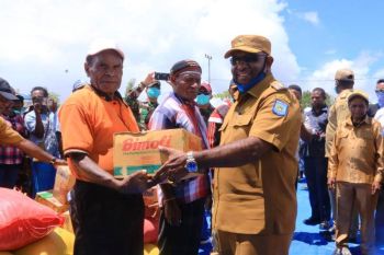 Pemkab Mamberamo Tengah salurkan 60 ton beras atasi dampak cegah corona