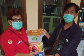 PDIP Surabaya bagikan paket beras ke warga rentan Covid-19 di lima kecamatan