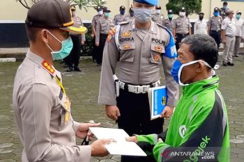 Pengemudi ojol korban penipuan di Banyumas terima santunan dari sejumlah pejabat (VIDEO)
