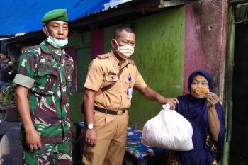 Kodam XIV/Hasanuddin bagikan sembako untuk warga terdampak COVID-19