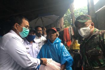 Pemkot Makassar bagikan kebutuhan pokok kepada warga terdampak COVID-19
