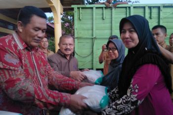 Kurangi beban warga akibat Corona, 16 ribu keluarga miskin Padang Pariaman terima bantuan beras