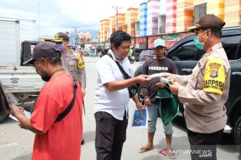Kapolda Sulteng bagi-bagi masker ke warga Palu