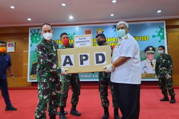 Pangdam XIV/Hasanuddin serahkan 2.000 APD ke Gubernur Sultra