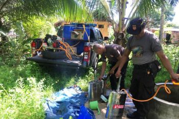 Polres Merauke semprot cairan disinfektan di 13 lokasi Distrik Semangga