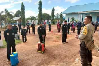 Babinkamtibas semprot cairan disinfektan di Kampung Salor Merauke