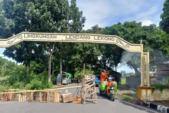 Komunitas Cinta Mataram semprotkan disinfektan rumah warga positif corona