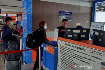 Penumpang kereta api diwajibkan memakai masker termasuk di stasiun