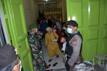 Bubarkan kerumunan warga  cegah penyebaran COVID-19