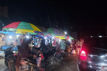 Warga Kota Kendari berjubel belanja kebutuhan jawab larangan beraktivitas