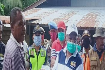 Bupati Jayapura bagikan bantuan sembako kepada warga terdampak COVID-19