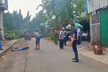 Seorang prempuan terkapar pingsan di Halte Klender