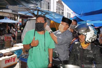 Memutus penyebaran COVID-19, Pemkab Tanah Datar edukasi dan bagikan masker