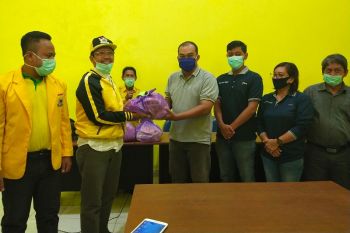 Partai ini bagikan 1.000 paket sembako untuk warga terdampak COVID-19
