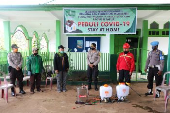 Polda-LPBI NU Papua semprot cairan disinfektan di perumahan warga