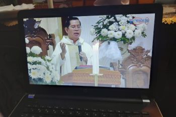 Ribuan Umat Katolik Keuskupan Manado ikuti Misa Kamis Putih live streaming