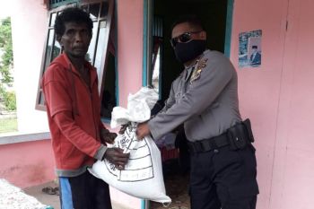 Kapolsek Onggaya berikan bantuan kepada warga yang sedang berduka