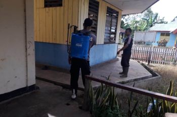 Polsek Sota semprot cairan disinfektan di perbatasan RI-PNG