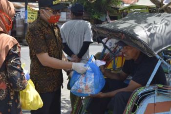 Bawaslu Purworejo bagikan paket sembako pada warga terdampak COVID-19
