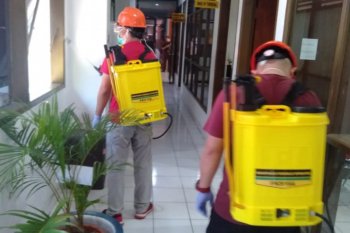 Satgas COVID-19 laksanakan penyemprotan disinfektan di kantor Kejati Sulut