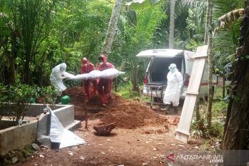 Tangisan keluarga iringi prosesi pemakaman jenazah PDP virus corona di Agam