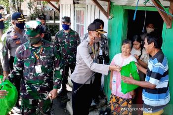 TNI dan Polri bagikan sembako untuk warga terdampak COVID-19 di Banyumas