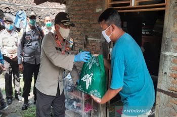 Wakapolda Jateng bagikan sembako ke masyarakat terdampak COVID-19 di Solo