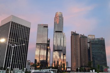 Penerapan hari pertama PSBB di Jakarta, Jumat pagi ini cuaca berawan hingga hujan ringan