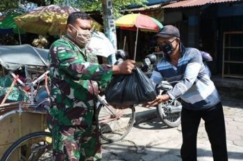 Kodim OKU bagikan sembako kepada warga terdampak pandemi corona