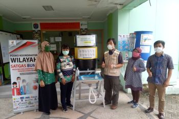 Satgas Bencana BUMN Kaltara serahkan bantuan tempat cuci tangan