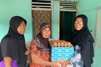 Irjen Pol Fakhrizal salurkan ribuan paket bahan pokok untuk warga terdampak COVID-19 di Sumbar