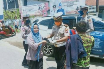 Satlantas Polres Mamuju bagikan masker untuk cegah watch COVID-19