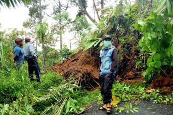 Jalan penghubung Agam-Padang Pariaman tertimbun longsor, akses warga terputus