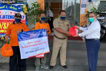 Bank Jateng bagikan paket sembako di Wonogiri