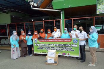 IKESMA serahkan APD untuk petugas medis di Payakumbuh dan Limapuluh Kota