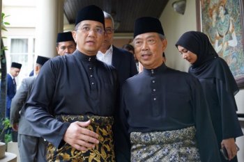 Malaysia mengizinkan pangkas rambut buka