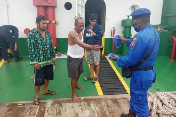 Polairud Polres Asmat bagikan masker kepada warga cegah corona