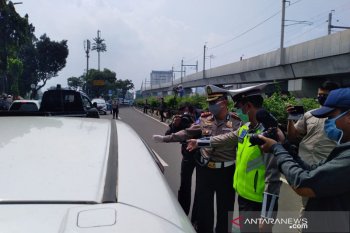 Penodong petugas di "check point" Pasar Jumat berkahir damai