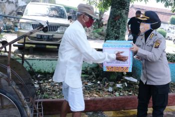 Bhayangkari Polda Sumsel bagikan sembako kepada tukang becak dan pemulung