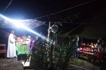 warga kampung Kibay dan Satgas TMMD menjaga jarak saat  ibadah Kamis putih