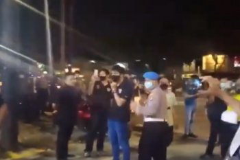 Aparat gabungan bubarkan kerumunan warga di berbagai wilayah DKI