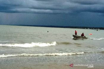 Seorang anak tenggelam terseret ombak saat mandi  di dekat tiang masjid terapung Pantai Puah