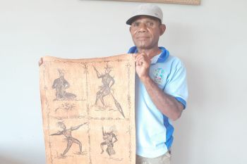 Pelukis kulit kayu di Jayapura tetap buat lukisan di tengah wabah Corona