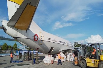 TNI AU kerahkan pesawat angkut APD untuk tangani pandemi COVID-19 di Papua
