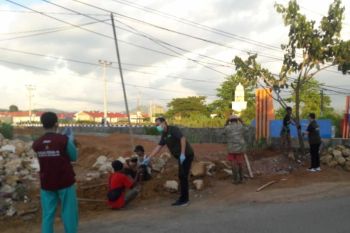 Satgas COVID-19 Unhas bagikan ribuan masker  kepada warga