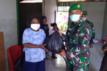 Kodim 1709/Yawa bagikan sembako dan masker ke warga terdampak COVID-19