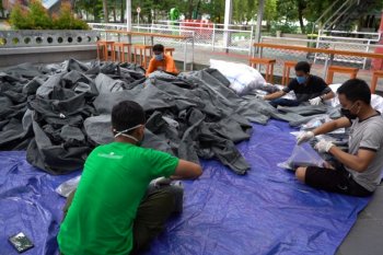 Relawan FTI UMI Makassar sterilkan 669 baju APD sebelum didistribusikan
